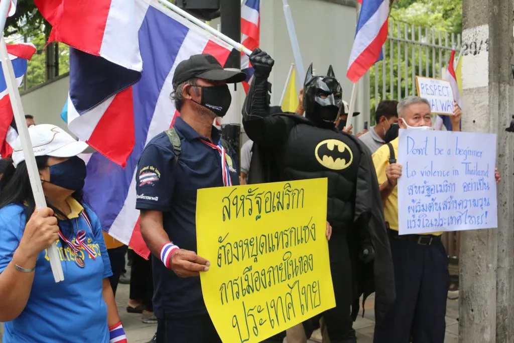 ศอปส. บุกไทยซัมมิทไล่ ธนาธร กล่าวหาอยู่เบื้องหลังม็อบปลดแอก