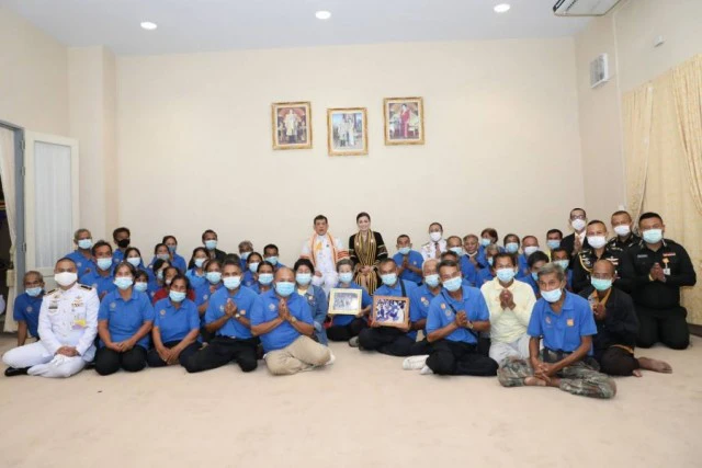 ในหลวง-พระราชินี พระราชทานปริญญาบัตร มรภ.สกลนคร-นครราชสีมา