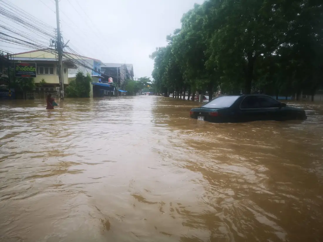 ปากช่อง​อ่วม​ น้ำป่าทะลัก มิตรภาพสายเก่าเกือบ 1 เมตร