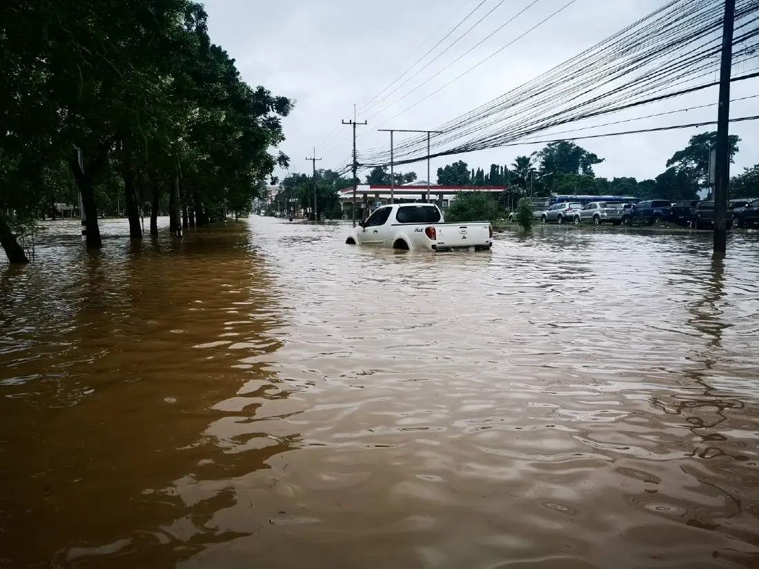 ปากช่อง​อ่วม​ น้ำป่าทะลัก มิตรภาพสายเก่าเกือบ 1 เมตร