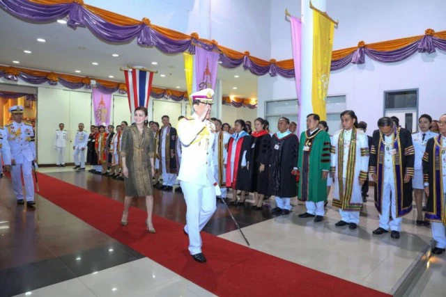 ในหลวง-พระราชินี พระราชทานปริญญาบัตร มรภ.สกลนคร-นครราชสีมา