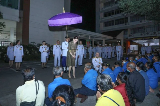 ในหลวง-พระราชินี พระราชทานปริญญาบัตร มรภ.สกลนคร-นครราชสีมา