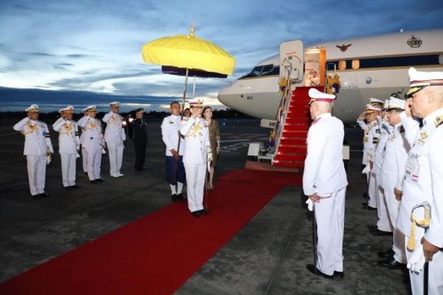 ในหลวง-พระราชินี พระราชทานปริญญาบัตร มรภ.สกลนคร-นครราชสีมา