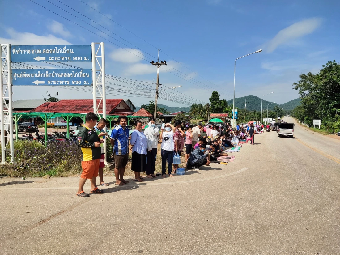 "หลวงตาบุญชื่น" ถึงสระแก้วแล้ว พุทธศาสนิกชนรอรับ 2 ข้างทาง