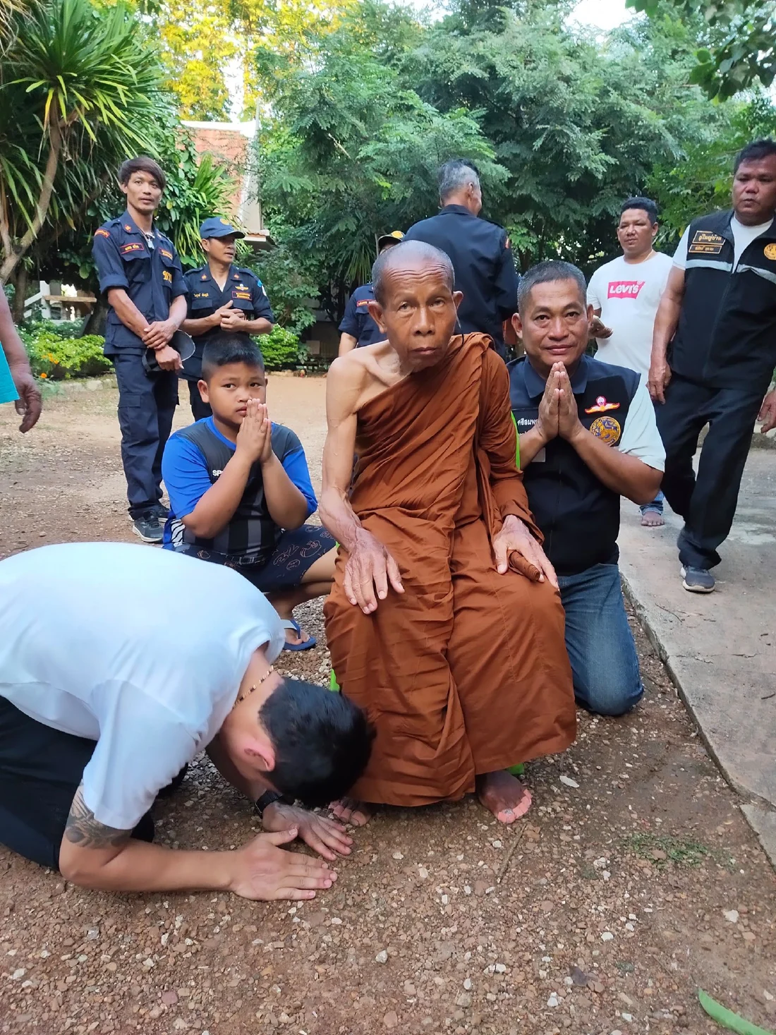 "หลวงตาบุญชื่น" ถึงสระแก้วแล้ว พุทธศาสนิกชนรอรับ 2 ข้างทาง