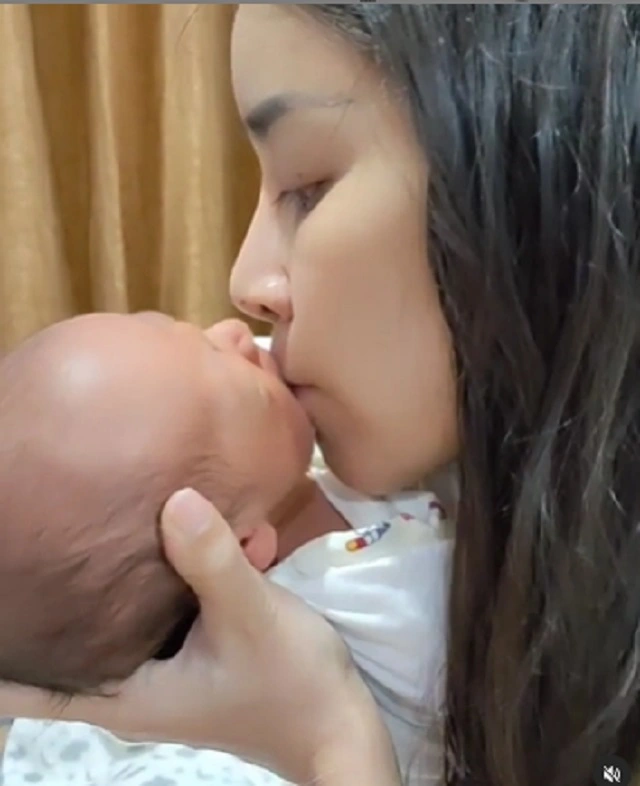 ชาวเน็ตแห่เตือน ใหม่ สุคนธวา จุ๊บปากลูก ฟาดกลับขออิสระในการเลี้ยงลูก