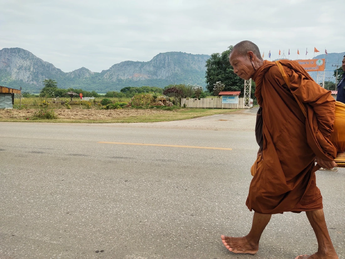 "หลวงตาบุญชื่น" ถึงสระแก้วแล้ว พุทธศาสนิกชนรอรับ 2 ข้างทาง