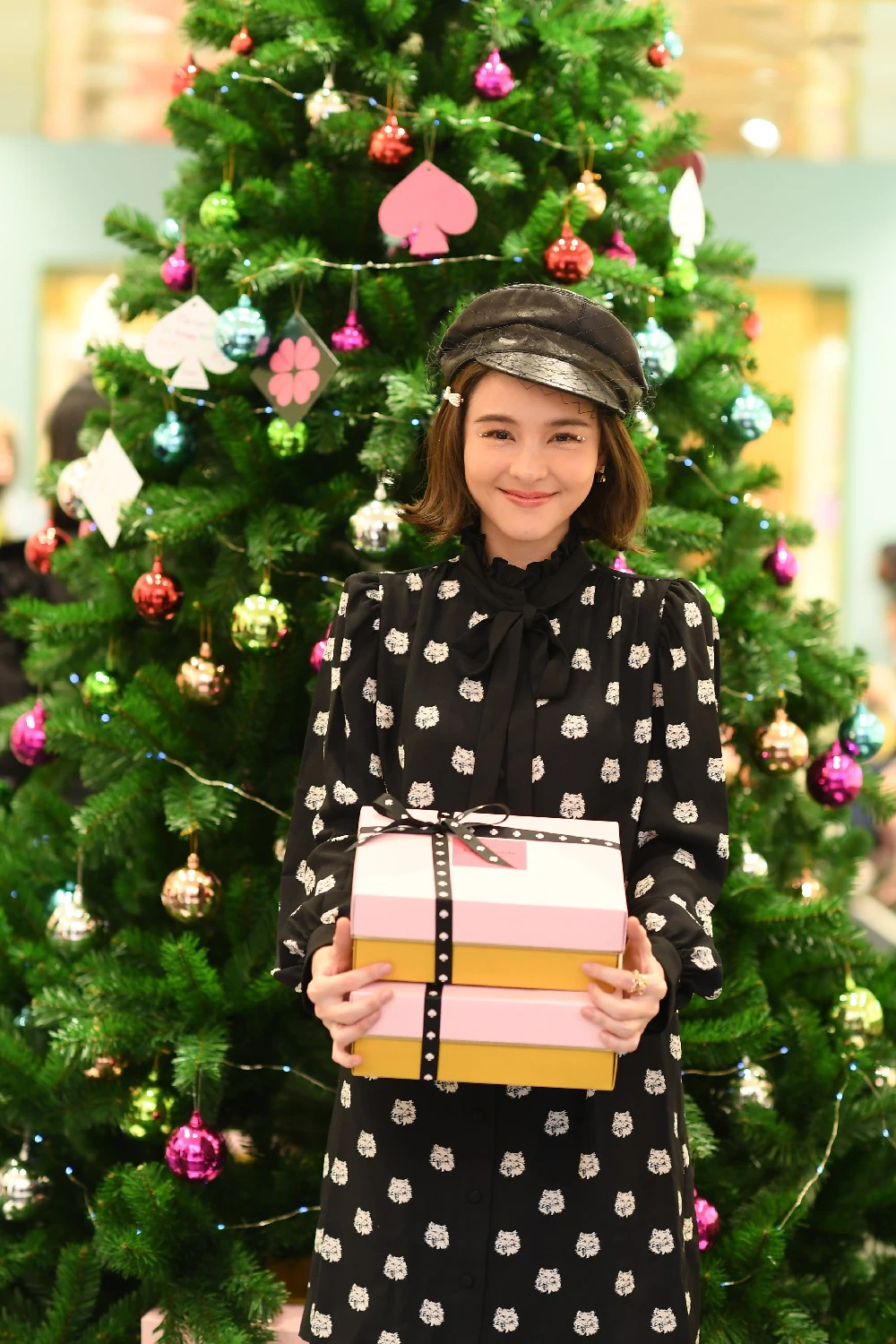 ออม-สุชาร์ พาเพื่อนชม คอลเลกชั่นฮอลิเดย์ 2020 Kate Spade New York