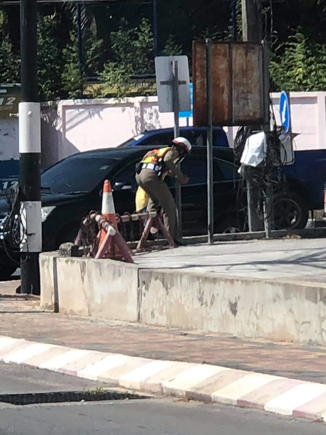 ชื่นชม! ตำรวจน้ำดี สละรองเท้าให้คุณลุงที่เดินเท้าเปล่า กลางแดดร้อนจัด