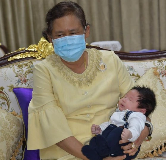 มิค-เบนซ์ ปลื้มปีติ กรมสมเด็จพระเทพฯ ทรงขริบผมไฟให้ลูกชายคนเล็ก