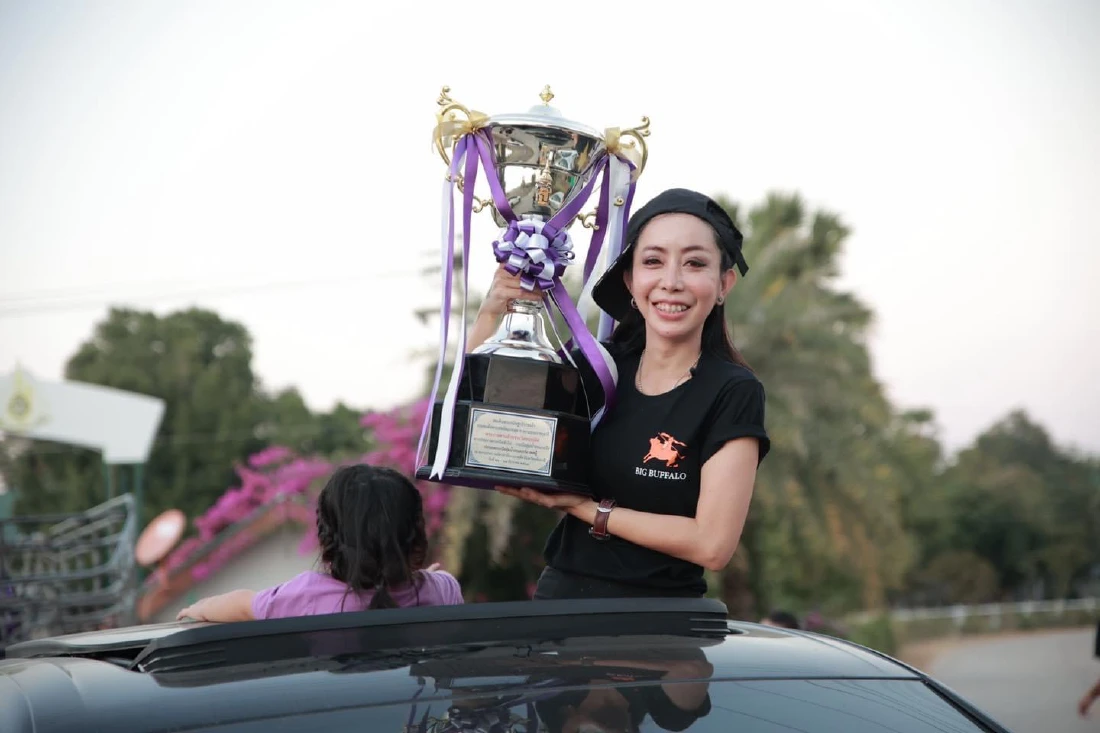ใครเห็นก็คิดว่าบ้า! เศรษฐีนีดัง ขับรถเปิดประทุนเต้นฉลองแห่ควาย