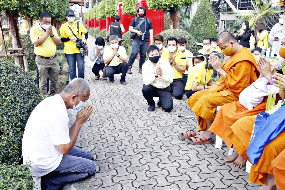 อัญเชิญธงมนตรานำพาความโชคดีศิริมงคล ปัดเป่าโรคภัยไข้เจ็บรับปีใหม่