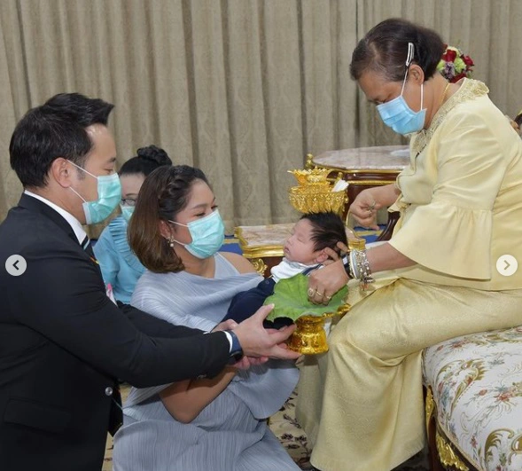 มิค-เบนซ์ ปลื้มปีติ กรมสมเด็จพระเทพฯ ทรงขริบผมไฟให้ลูกชายคนเล็ก