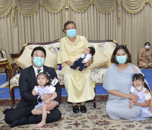 มิค-เบนซ์ ปลื้มปีติ กรมสมเด็จพระเทพฯ ทรงขริบผมไฟให้ลูกชายคนเล็ก