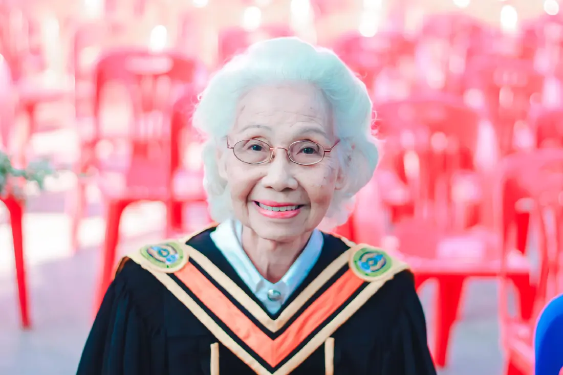 โซเชียลประทับใจ แห่แชร์ภาพคุณยายคนเก่ง เข้ารับปริญญาในวัย 88 ปี