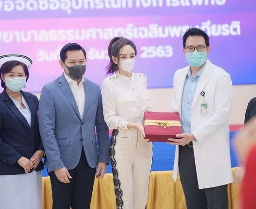 เป้ย ปานวาด ควง ป๊อป นิธิ มอบเงิน 6 แสนกว่าซื้ออุปกรณ์ทางการแพทย์