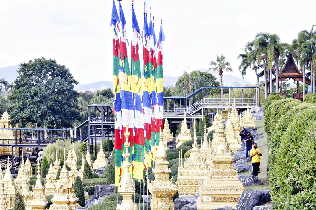 อัญเชิญธงมนตรานำพาความโชคดีศิริมงคล ปัดเป่าโรคภัยไข้เจ็บรับปีใหม่