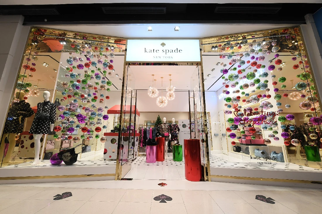 ออม-สุชาร์ พาเพื่อนชม คอลเลกชั่นฮอลิเดย์ 2020 Kate Spade New York
