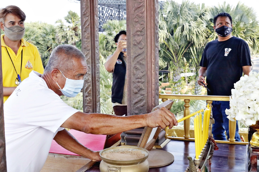 อัญเชิญธงมนตรานำพาความโชคดีศิริมงคล ปัดเป่าโรคภัยไข้เจ็บรับปีใหม่