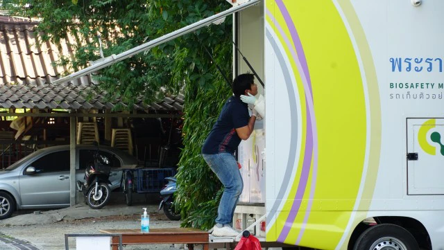 รถเก็บตัวอย่างเชื้อพระราชทาน ลุยตรวจโควิด-19 ร้านริเวอร์ไซด์เชียงใหม่