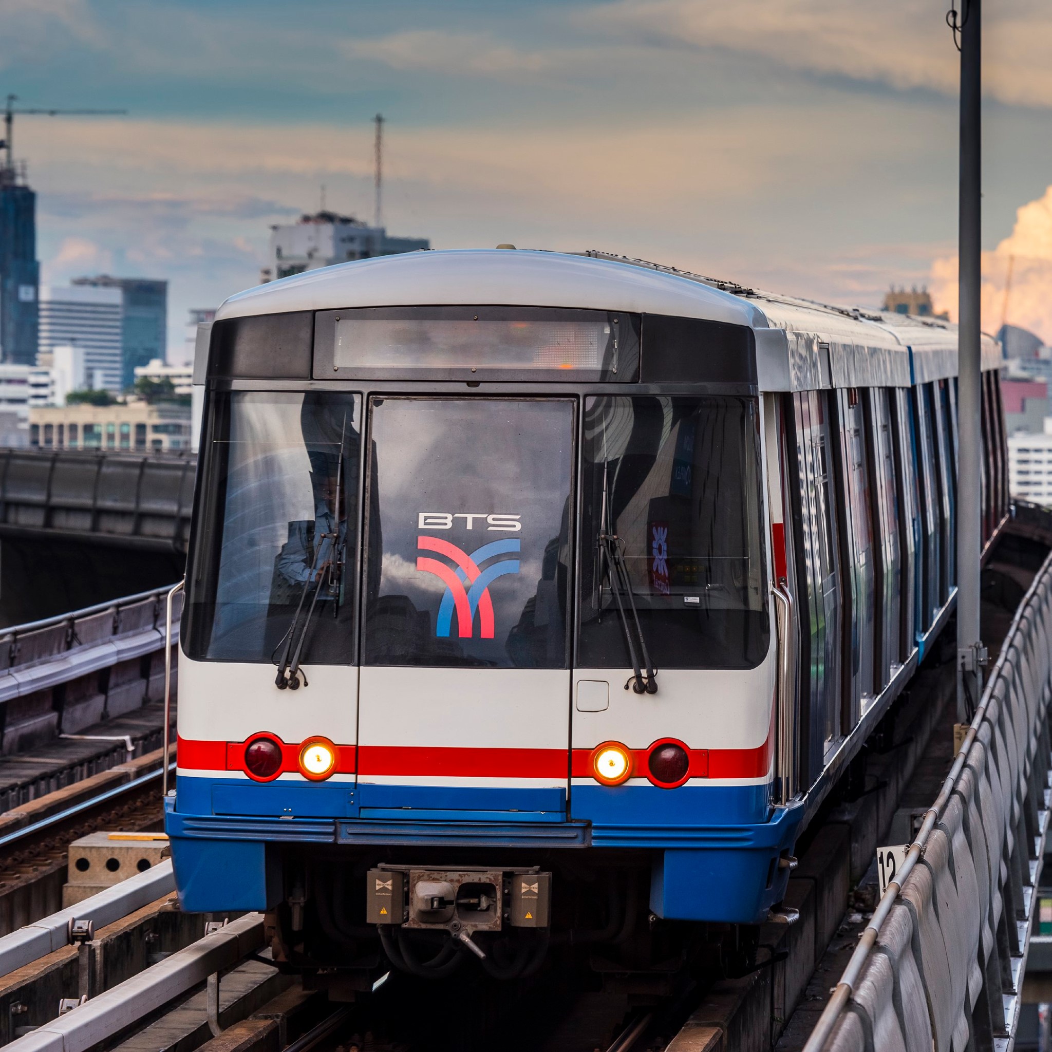 กรรมาธิการการคมนาคม ชี้ ค่ารถไฟฟ้าอัตราใหม่ 104 บาท ซ้ำเติมประชาชน