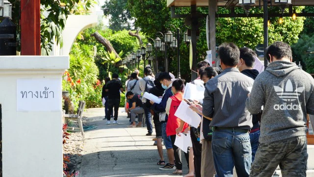รถเก็บตัวอย่างเชื้อพระราชทาน ลุยตรวจโควิด-19 ร้านริเวอร์ไซด์เชียงใหม่