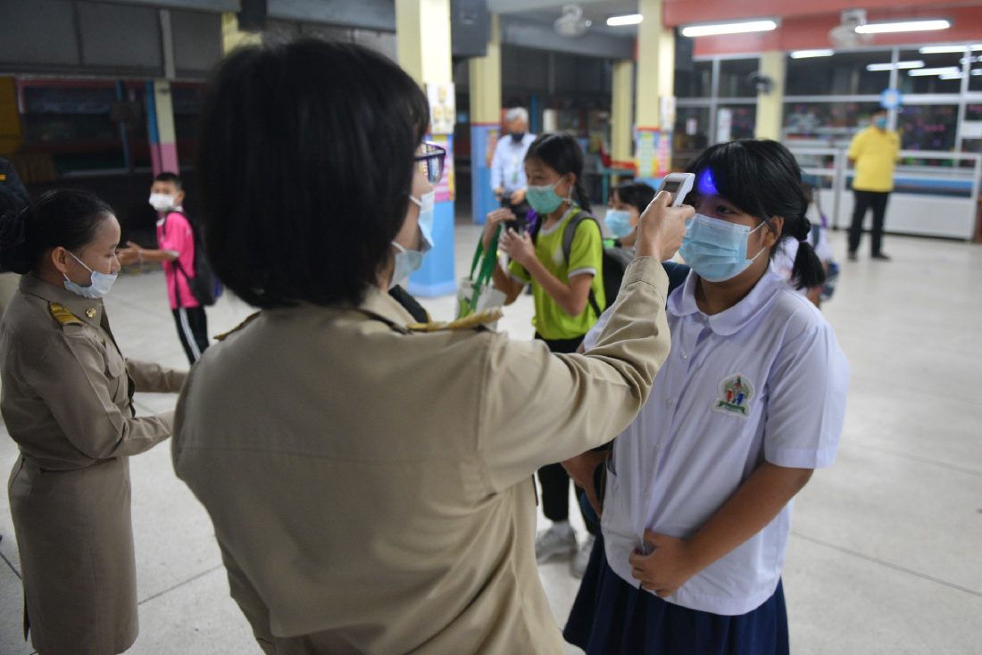 กทม.ตรวจเยี่ยมเปิดเรียนเรียนวันแรกย้ำผู้ปกครองให้บุตรหลานล้างมือใส่แมส