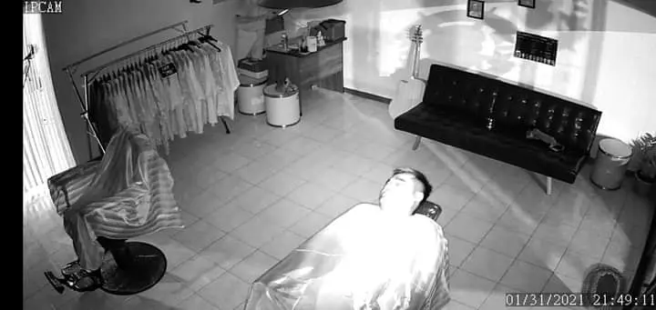 ร้านตัดผม เจอลูกค้ามาตัดผมหลับปลุกไม่ตื่น สุดท้ายต้องปิดร้านให้นอน