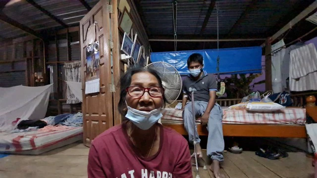 โปรดระวัง“อย่าชนยาย” หญิงชราขี่มอไซค์ติดป้ายพาลูกชายป่วยไปหาหมอ