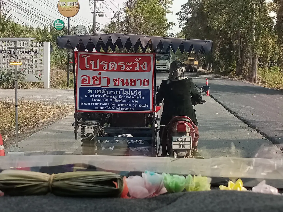 โปรดระวัง“อย่าชนยาย” หญิงชราขี่มอไซค์ติดป้ายพาลูกชายป่วยไปหาหมอ