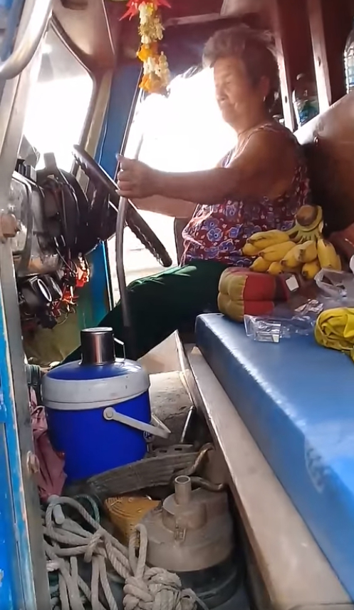 เก๋าทั้งคนทั้งรถ! โซเชียลถูกใจ ยายวัย 75 ปี ขับรถสิบล้อเลี้ยงชีพ