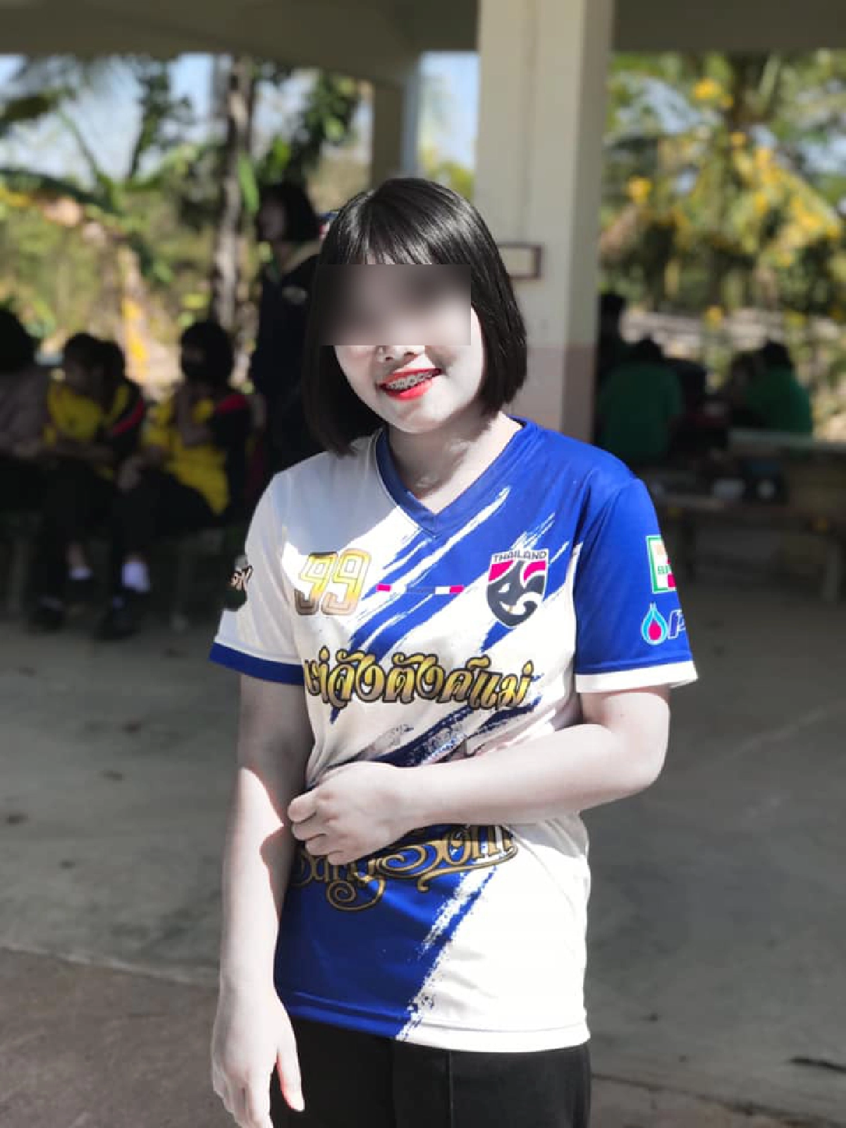 ใครเห็นก็อมยิ้ม สาวน้อย นึกสนุก ใช้แอปฯปรับสีผิวแกล้งเพื่อนยกแก๊ง