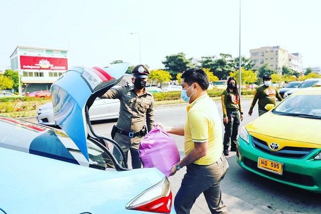 บิณฑ์ บรรลือฤทธิ์ แจกเงินสดส่วนตัว 2 แสน ช่วยเหลือคนขับรถแท็กซี่