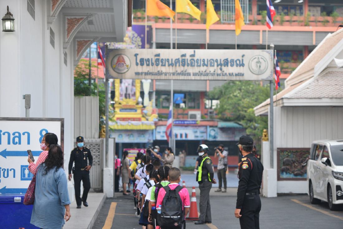 กทม.ตรวจเยี่ยมเปิดเรียนเรียนวันแรกย้ำผู้ปกครองให้บุตรหลานล้างมือใส่แมส