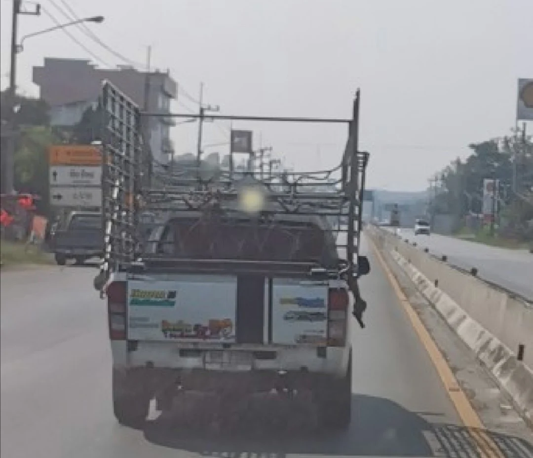 กระบะทำซ่า ชักปืนปลอมออกนอกรถ สุดท้ายเจอ ตอ คู่กรณีเป็นตำรวจตามถึงบ้าน