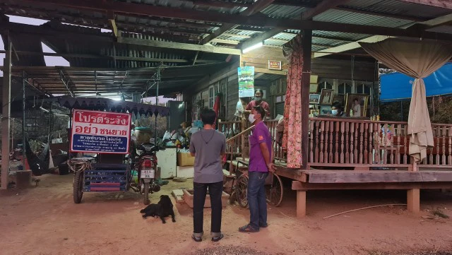 โปรดระวัง“อย่าชนยาย” หญิงชราขี่มอไซค์ติดป้ายพาลูกชายป่วยไปหาหมอ