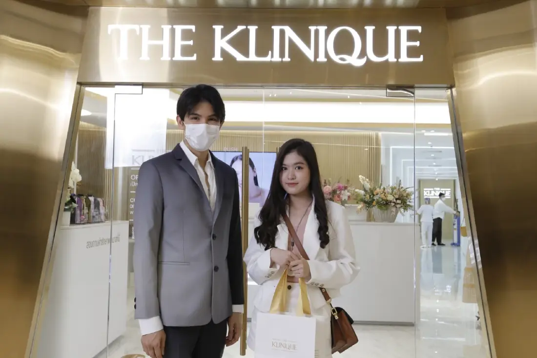 โดม ปกรณ์ ลัม ร่วมแสดงความยินดีเปิดร้านแฟล็กชิพสโตร์แห่งแรก THE KLINIQUE