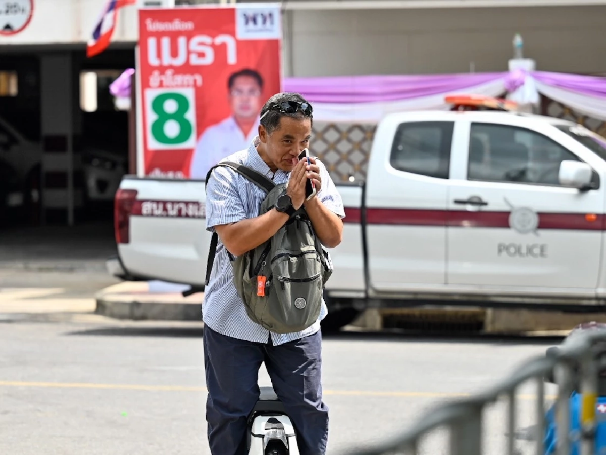 ฮาร์ท สุทธิพงศ์ เข้ารายงานตัวคดี ม.112 ที่สน.นางเลิ้ง หลังแชร์ข่าวในหลวง 