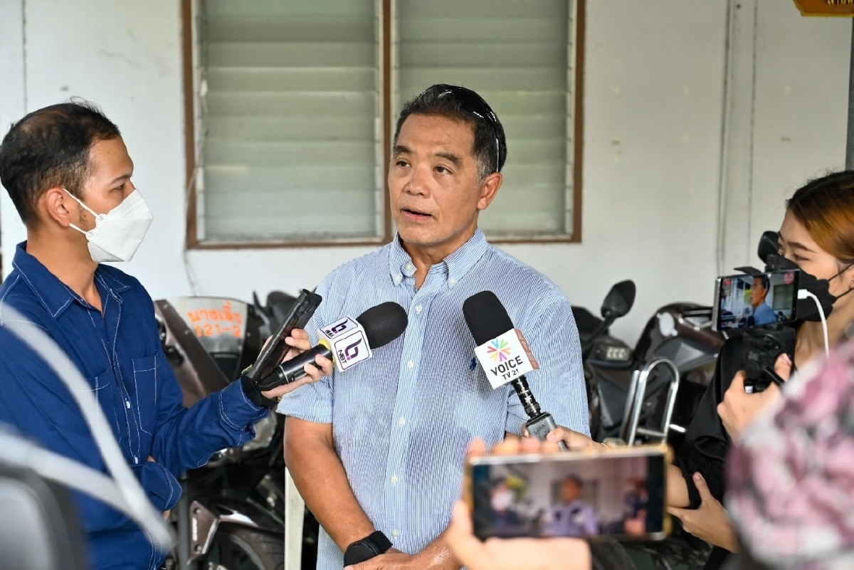 ฮาร์ท สุทธิพงศ์ เข้ารายงานตัวคดี ม.112 ที่สน.นางเลิ้ง หลังแชร์ข่าวในหลวง 