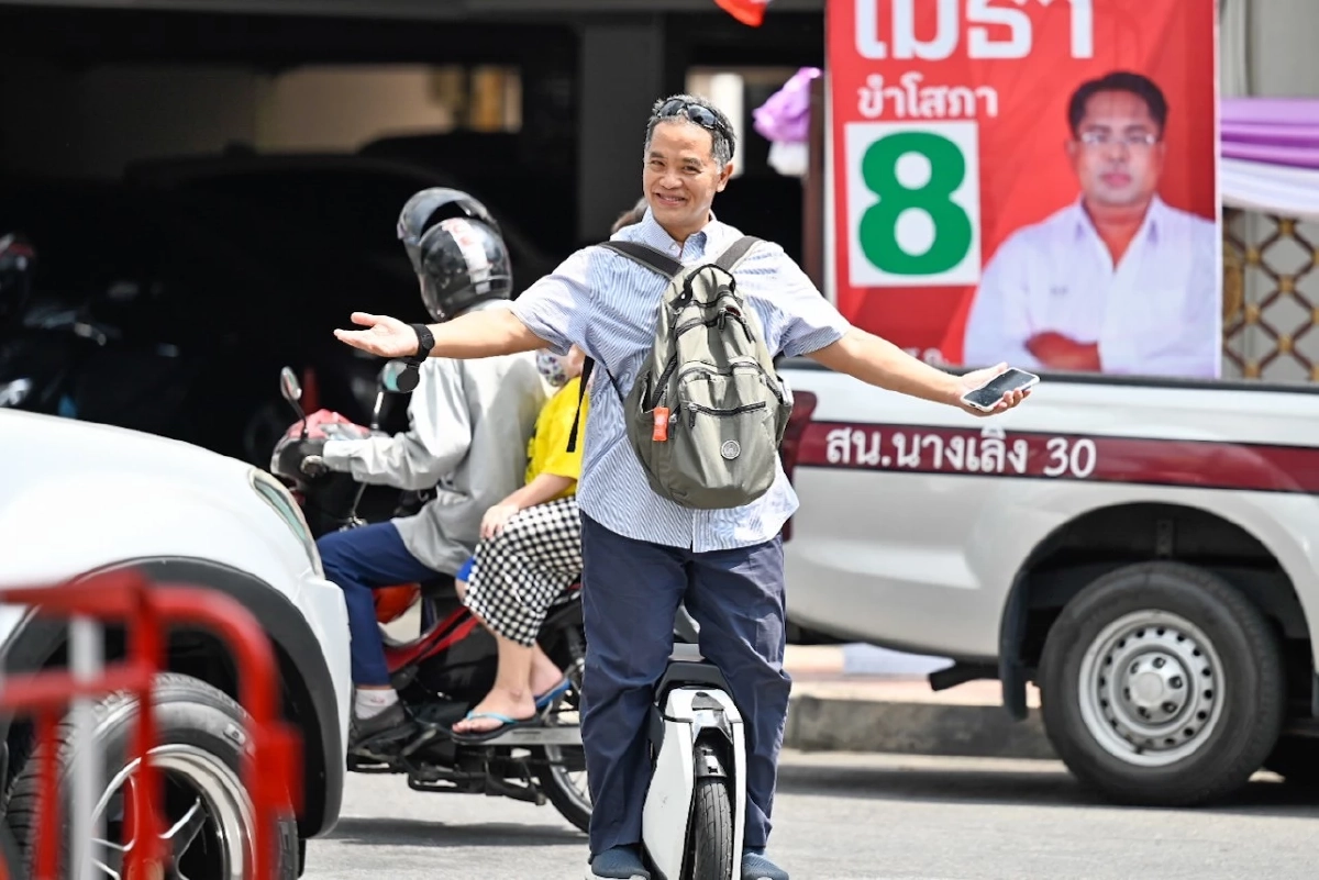 ฮาร์ท สุทธิพงศ์ เข้ารายงานตัวคดี ม.112 ที่สน.นางเลิ้ง หลังแชร์ข่าวในหลวง 