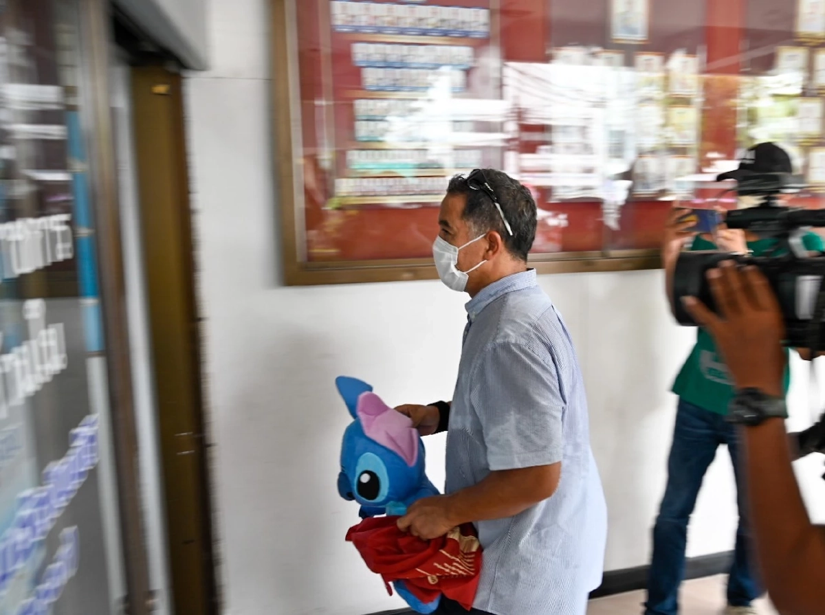 ฮาร์ท สุทธิพงศ์ เข้ารายงานตัวคดี ม.112 ที่สน.นางเลิ้ง หลังแชร์ข่าวในหลวง 