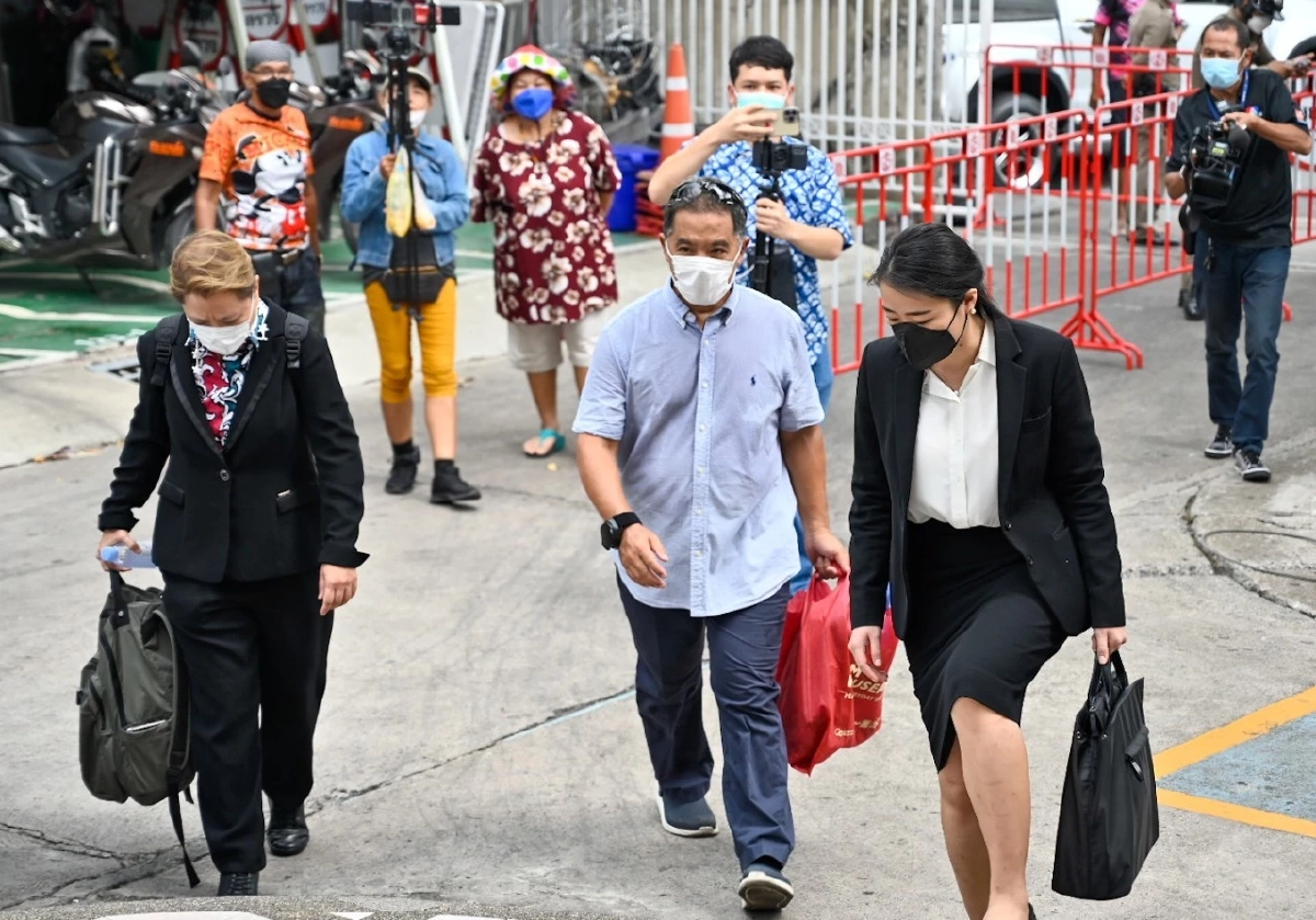 ฮาร์ท สุทธิพงศ์ เข้ารายงานตัวคดี ม.112 ที่สน.นางเลิ้ง หลังแชร์ข่าวในหลวง 