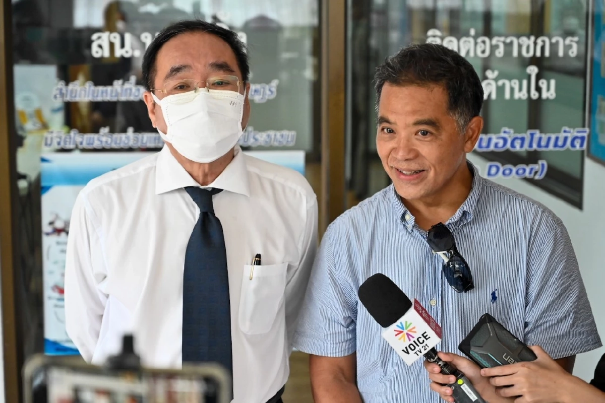 ฮาร์ท สุทธิพงศ์ เข้ารายงานตัวคดี ม.112 ที่สน.นางเลิ้ง หลังแชร์ข่าวในหลวง 