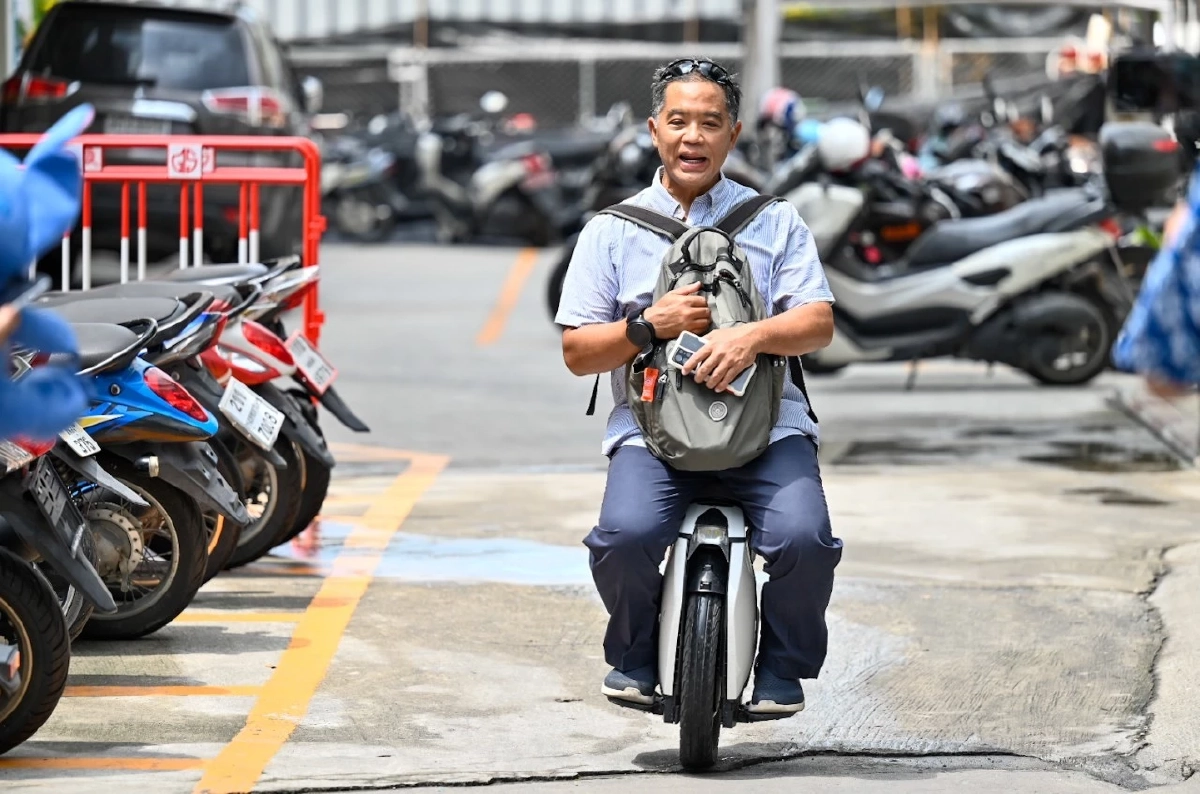 ฮาร์ท สุทธิพงศ์ เข้ารายงานตัวคดี ม.112 ที่สน.นางเลิ้ง หลังแชร์ข่าวในหลวง 