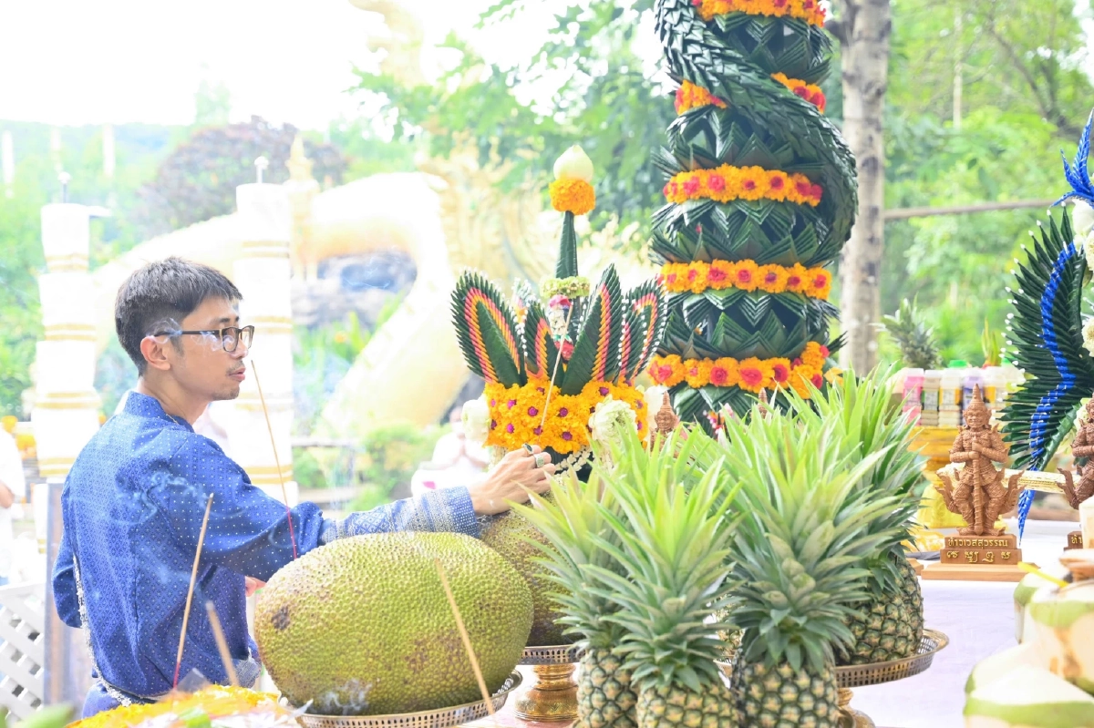 หมูแฮม มิสแกรนด์ปราจีนบุรี รำฝ่าสายฝน บวงสรวงท้าวเวสสุวรรณสุดอ่อนช้อย