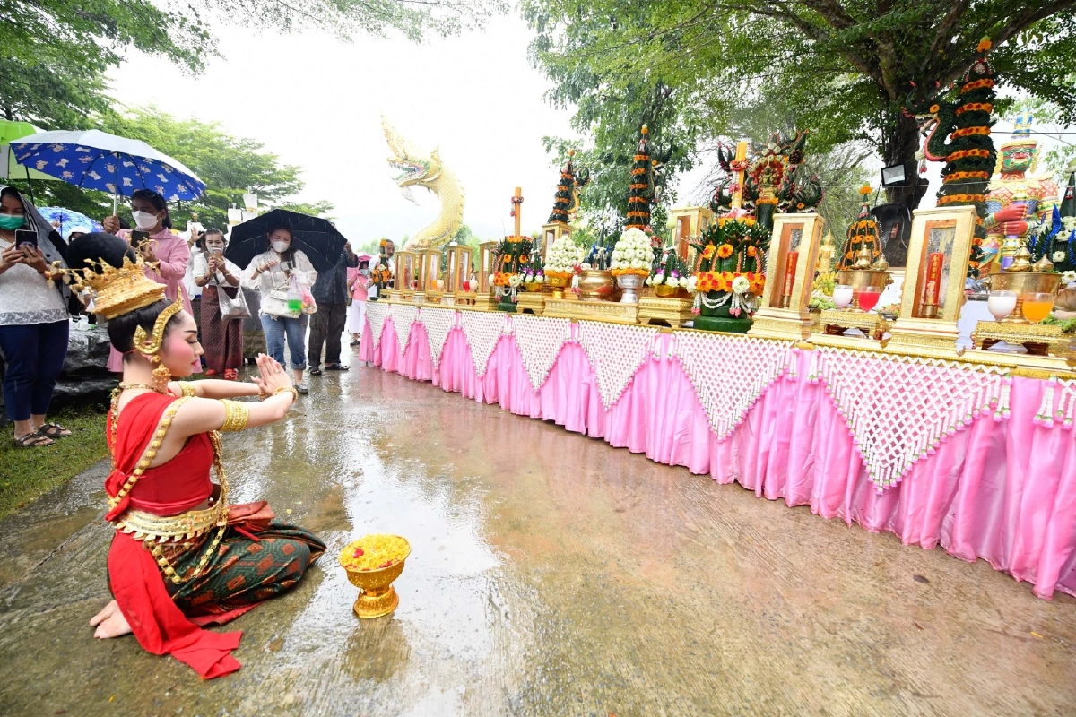 หมูแฮม มิสแกรนด์ปราจีนบุรี รำฝ่าสายฝน บวงสรวงท้าวเวสสุวรรณสุดอ่อนช้อย