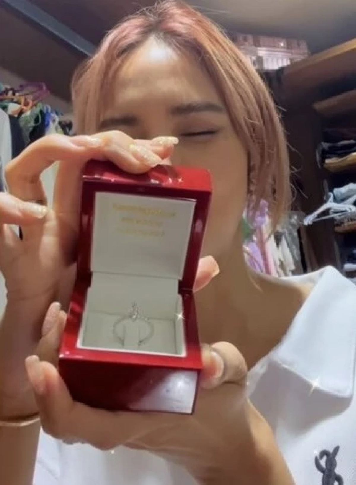 อุ้ม ลักขณา ปลื้มสามีสายเปย์ บอล กฤษณะ ทำเซอร์ไพรส์ให้แหวนเพชรในวันแม่    