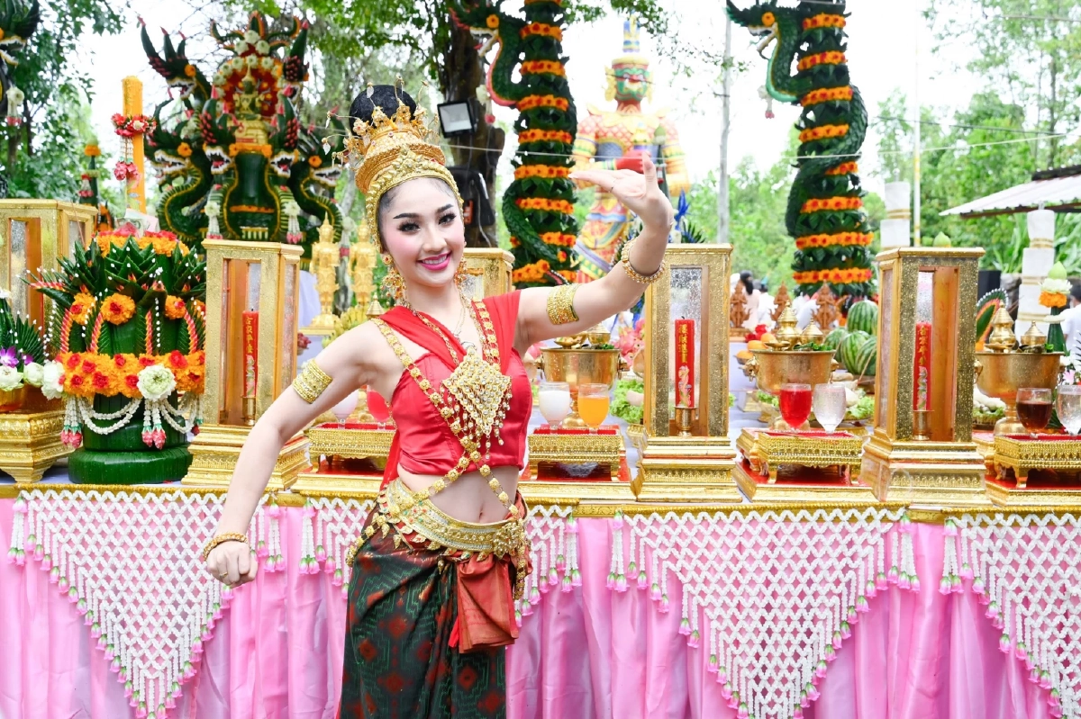 หมูแฮม มิสแกรนด์ปราจีนบุรี รำฝ่าสายฝน บวงสรวงท้าวเวสสุวรรณสุดอ่อนช้อย