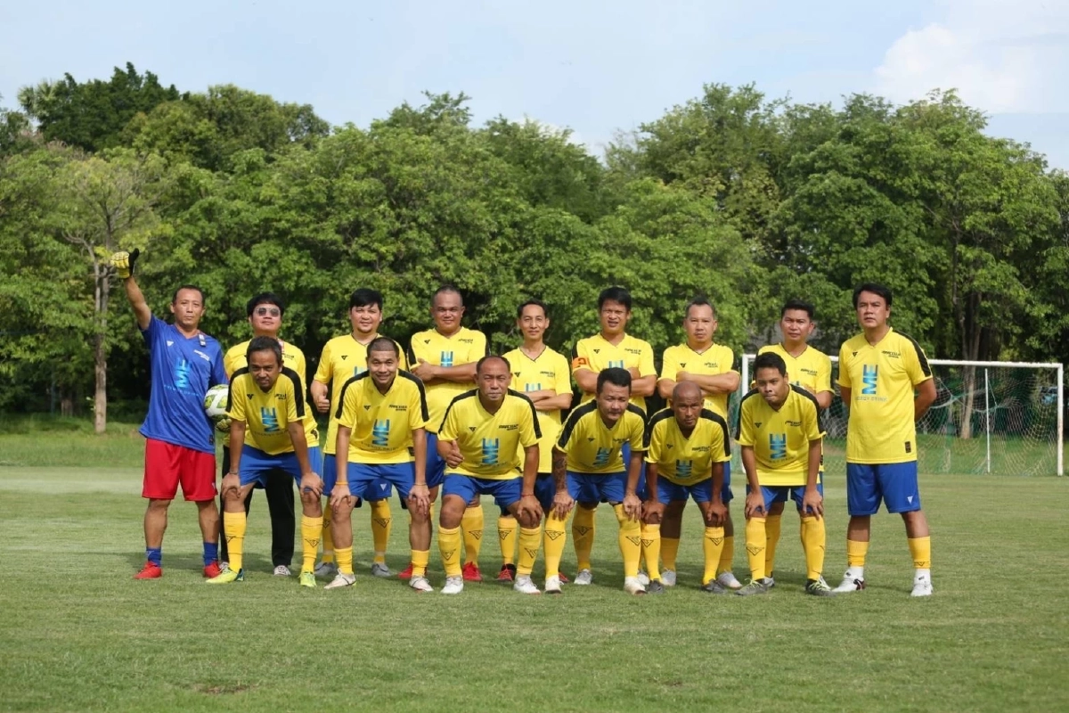 พ่อรอง เค้ามูลคดี-นุ้ย สุวิมล จัดกิจกรรมฟุตบอลการกุศล คืนกำไรสู่สังคม