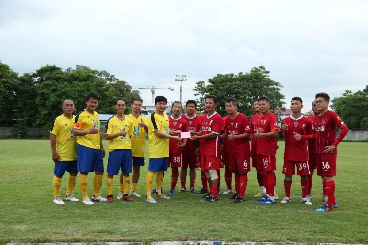 พ่อรอง เค้ามูลคดี-นุ้ย สุวิมล จัดกิจกรรมฟุตบอลการกุศล คืนกำไรสู่สังคม